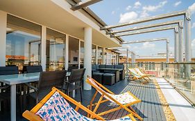 Luxury Apartment With Balcony In Downtown